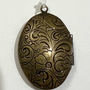 Vintage style, bronze tone double side flower oval Locket
Consignment.